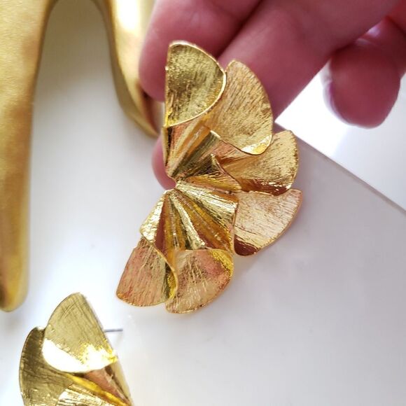 New! Zara Fan Earrings - Picture 6 of 15